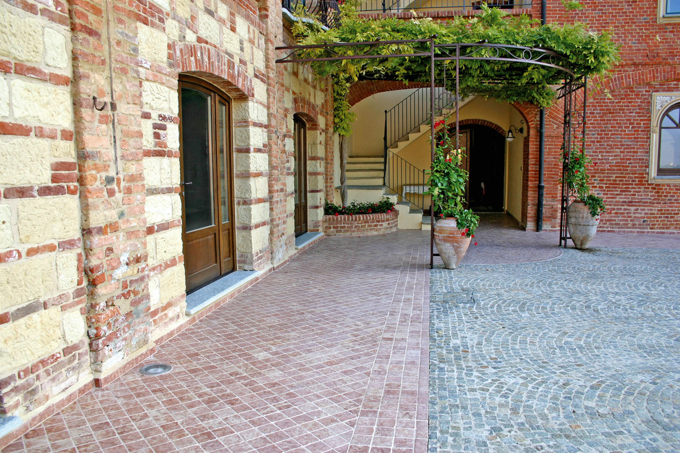 Example of a classic patio design in Turin