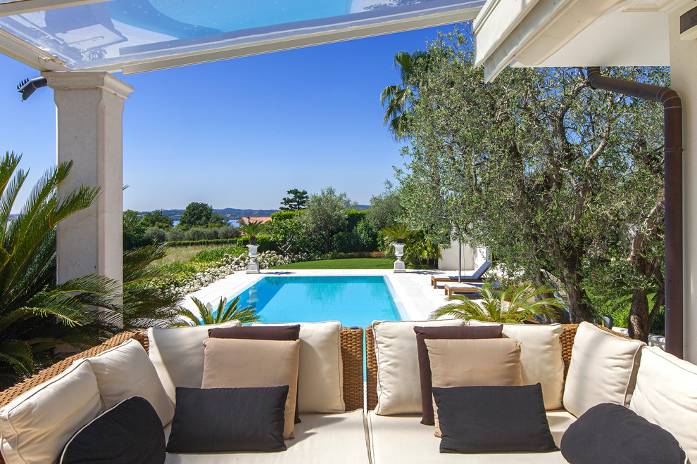 Photo of a small mediterranean patio in Milan with a water feature and a pergola.