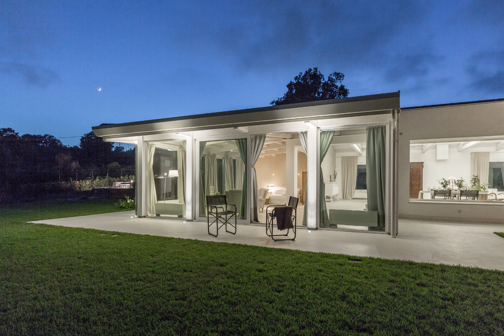 Стильный дизайн: двор в современном стиле с покрытием из бетонных плит - последний тренд