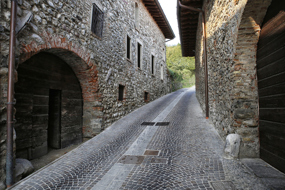 Esempio di un patio o portico country