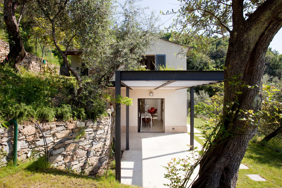 Пример оригинального дизайна: пергола во дворе частного дома в средиземноморском стиле с покрытием из каменной брусчатки