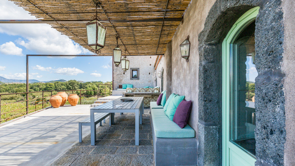 Источник вдохновения для домашнего уюта: двор на заднем дворе в средиземноморском стиле с покрытием из бетонных плит и козырьком