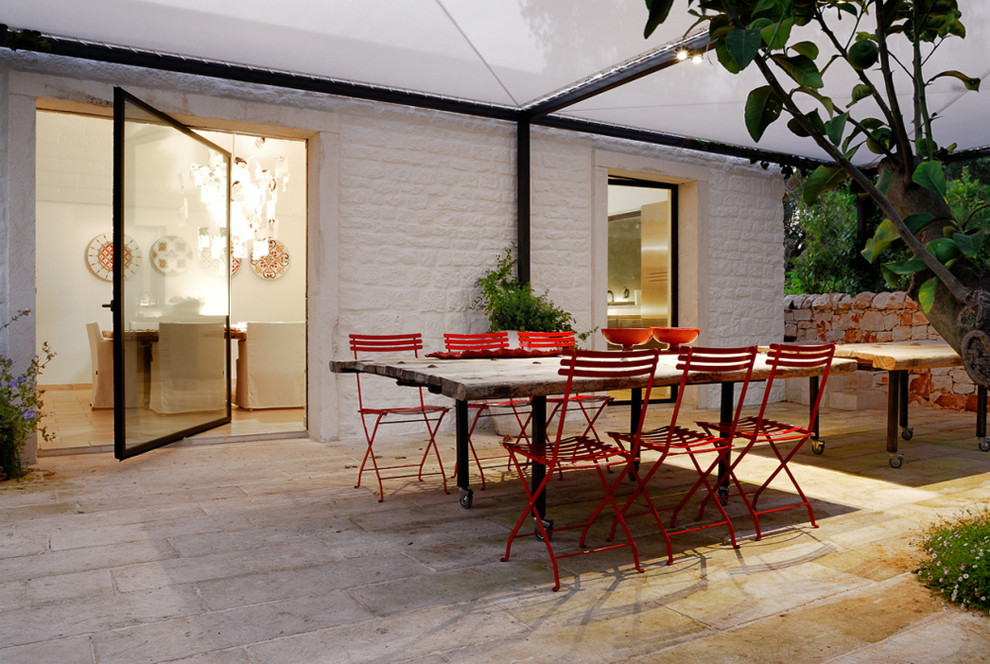 Modelo de patio mediterráneo grande en patio lateral con adoquines de piedra natural y cenador