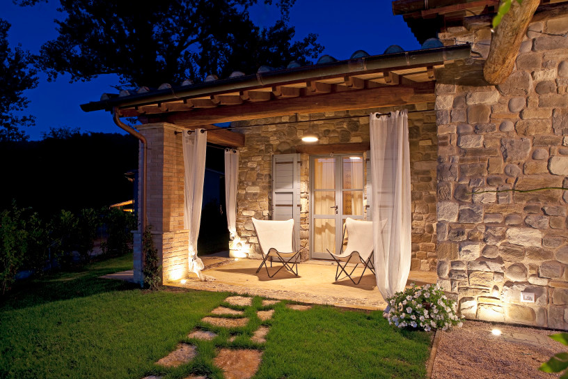 Foto di un piccolo patio o portico country con un tetto a sbalzo