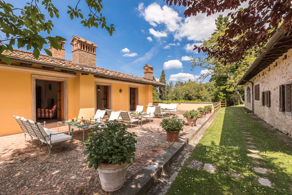 Idee per un grande patio o portico country nel cortile laterale con un giardino in vaso e nessuna copertura