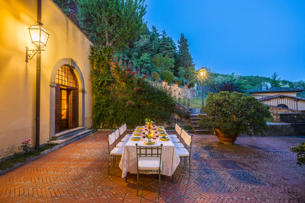 This is an example of a rural patio in Florence.