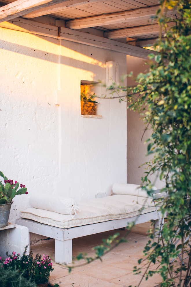 Источник вдохновения для домашнего уюта: двор в средиземноморском стиле с навесом