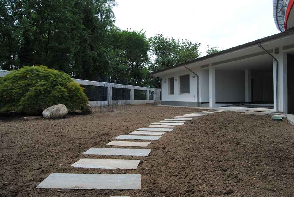 Großer Moderner Patio neben dem Haus mit Natursteinplatten in Sonstige