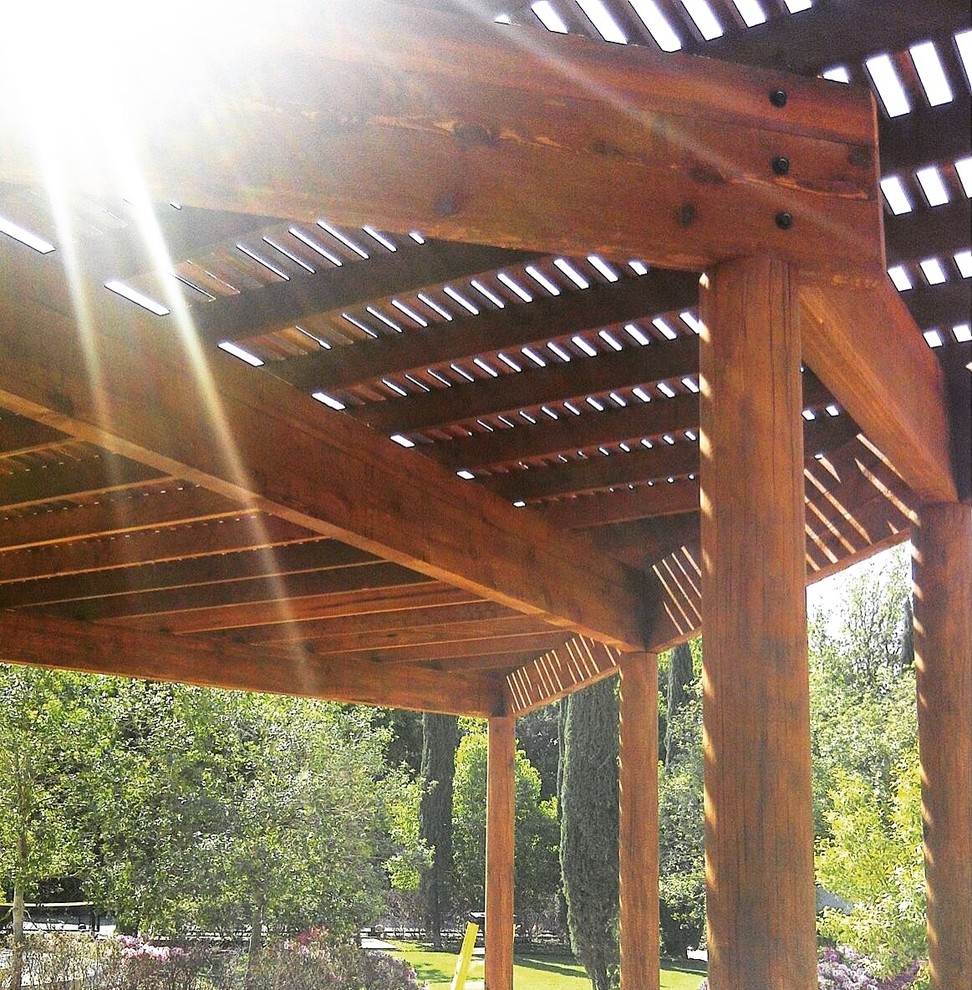 Foto de patio mediterráneo, grande, en patio trasero, con losas de hormigón y pérgola