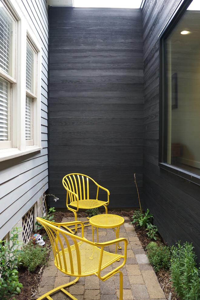 Imagen de patio moderno pequeño sin cubierta en patio trasero con adoquines de ladrillo