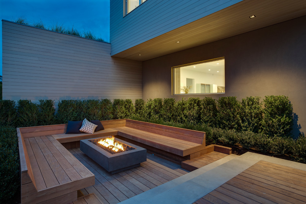 Стильный дизайн: огромный двор на заднем дворе в современном стиле с местом для костра, покрытием из плитки и навесом - последний тренд