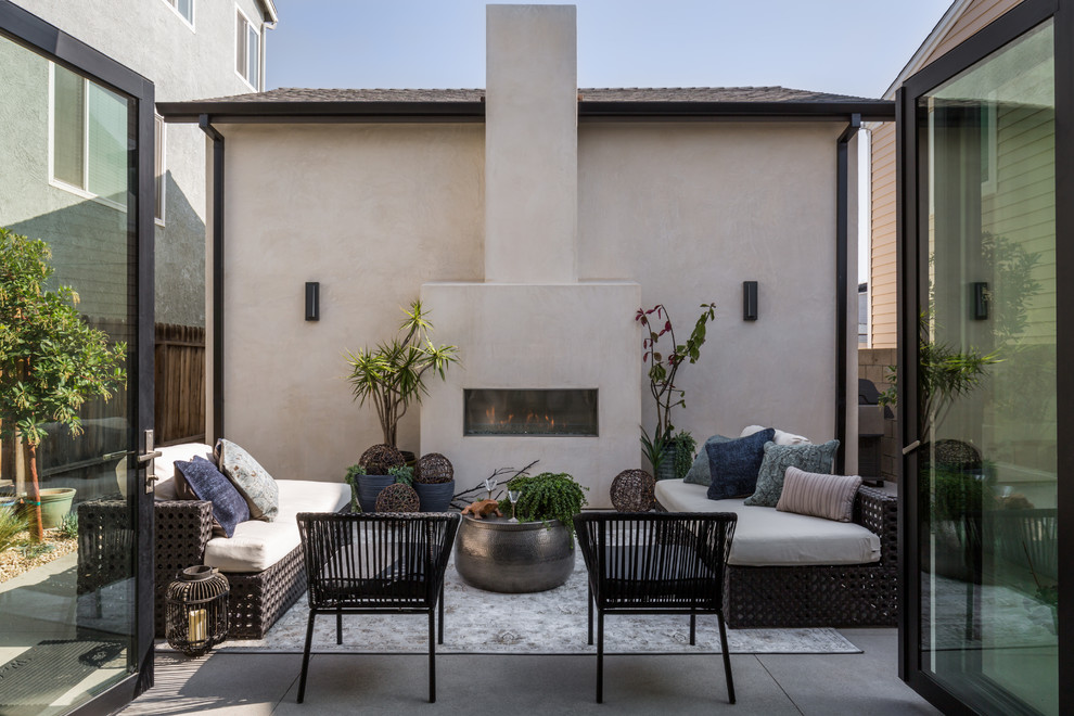 На фото: двор в современном стиле с покрытием из бетонных плит без защиты от солнца с