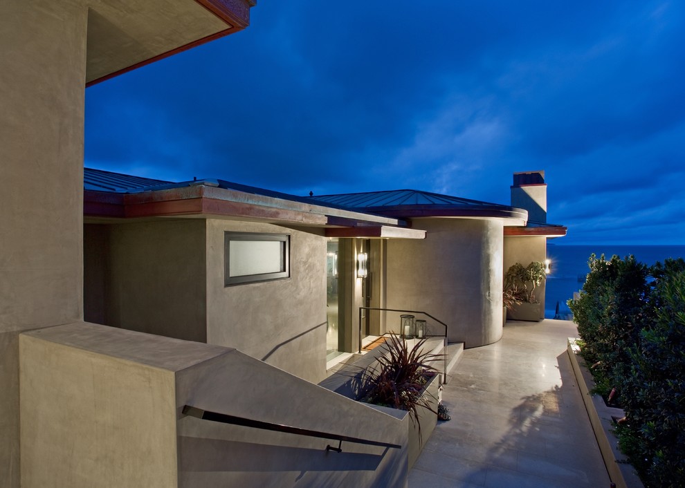 Идея дизайна: большой двор на боковом дворе в стиле модернизм с покрытием из бетонных плит без защиты от солнца