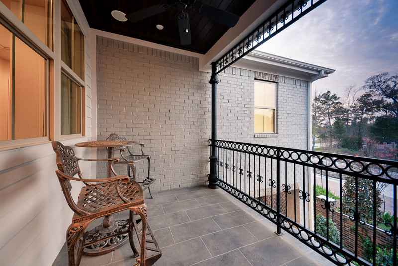 Inspiration pour une terrasse latérale traditionnelle de taille moyenne avec une cuisine d'été, du béton estampé et une extension de toiture.