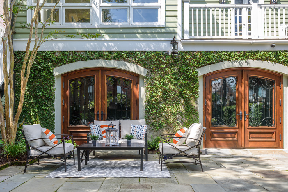 Стильный дизайн: двор на заднем дворе в классическом стиле с мощением тротуарной плиткой - последний тренд