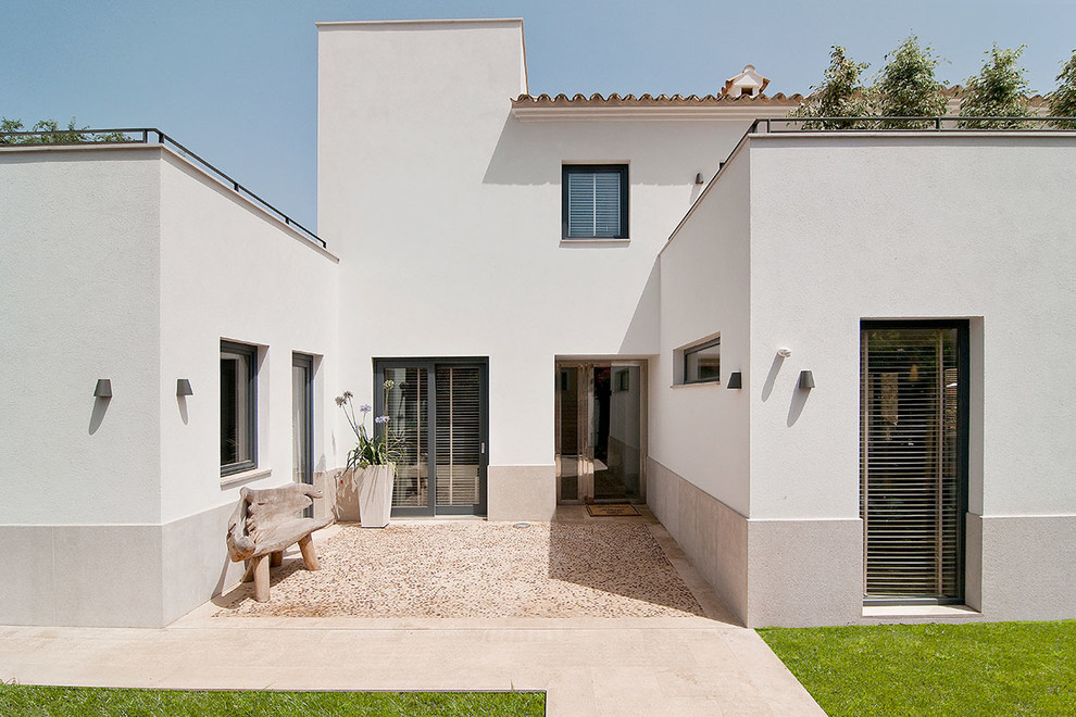Design ideas for a medium sized mediterranean courtyard patio in Palma de Mallorca with gravel and no cover.