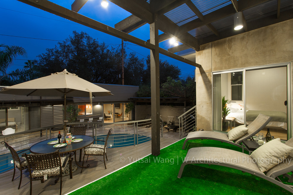 Inspiration for a contemporary patio remodel in Los Angeles