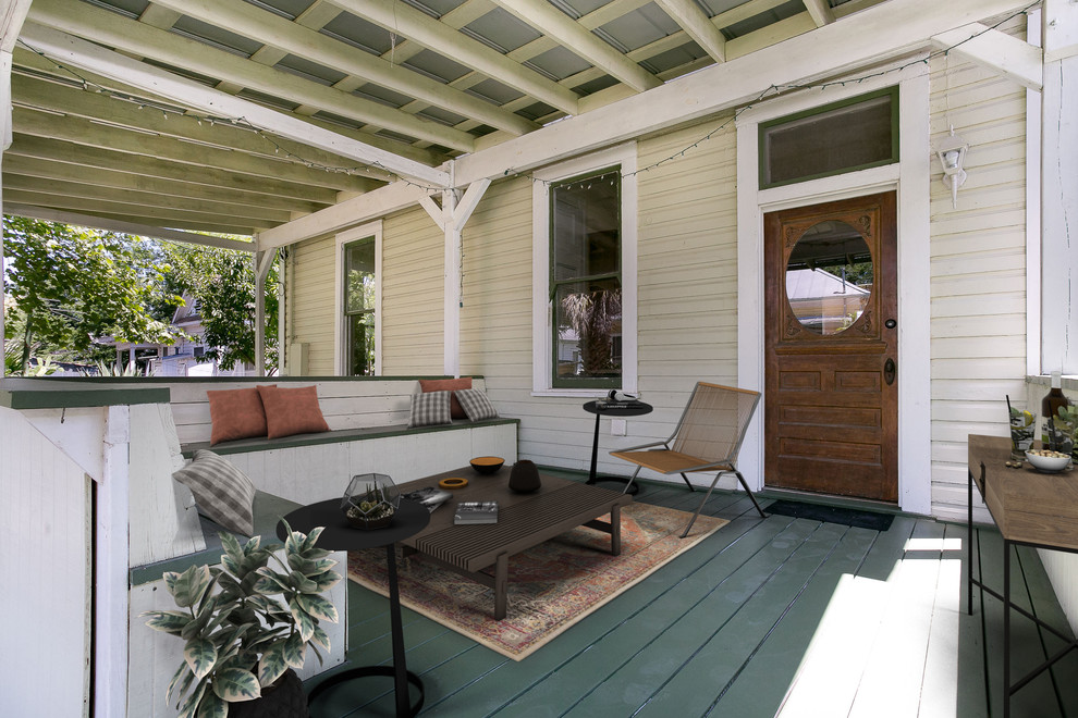 Idee per un patio o portico chic di medie dimensioni e dietro casa con pedane e un tetto a sbalzo