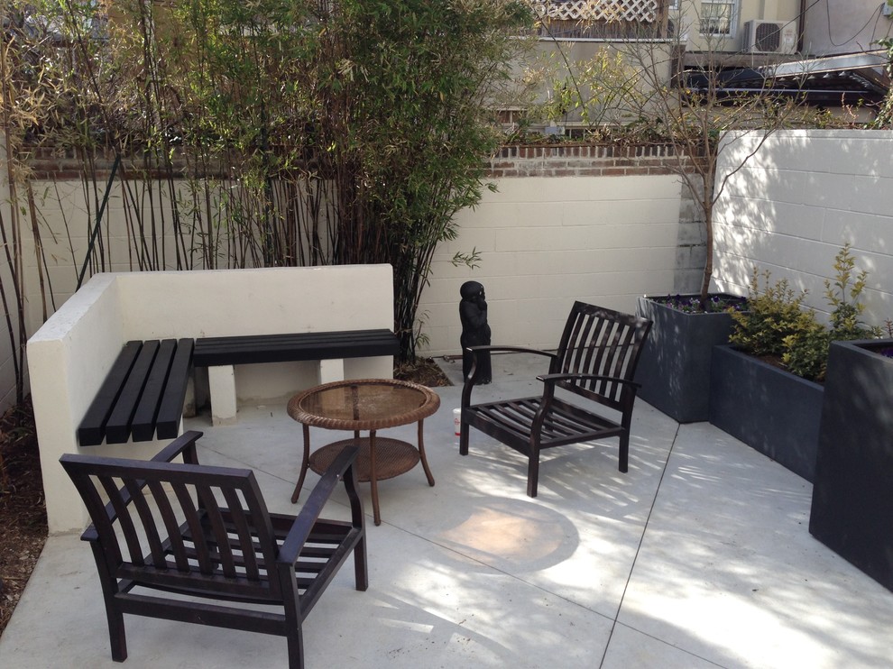 This is an example of a small classic patio in Philadelphia.