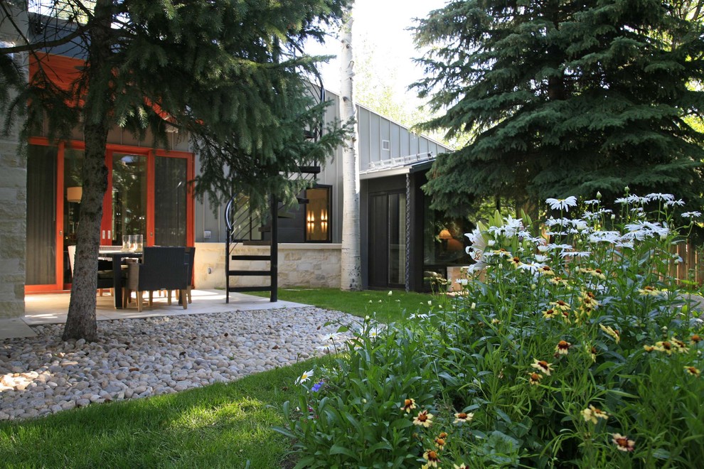 Пример оригинального дизайна: двор в современном стиле без защиты от солнца