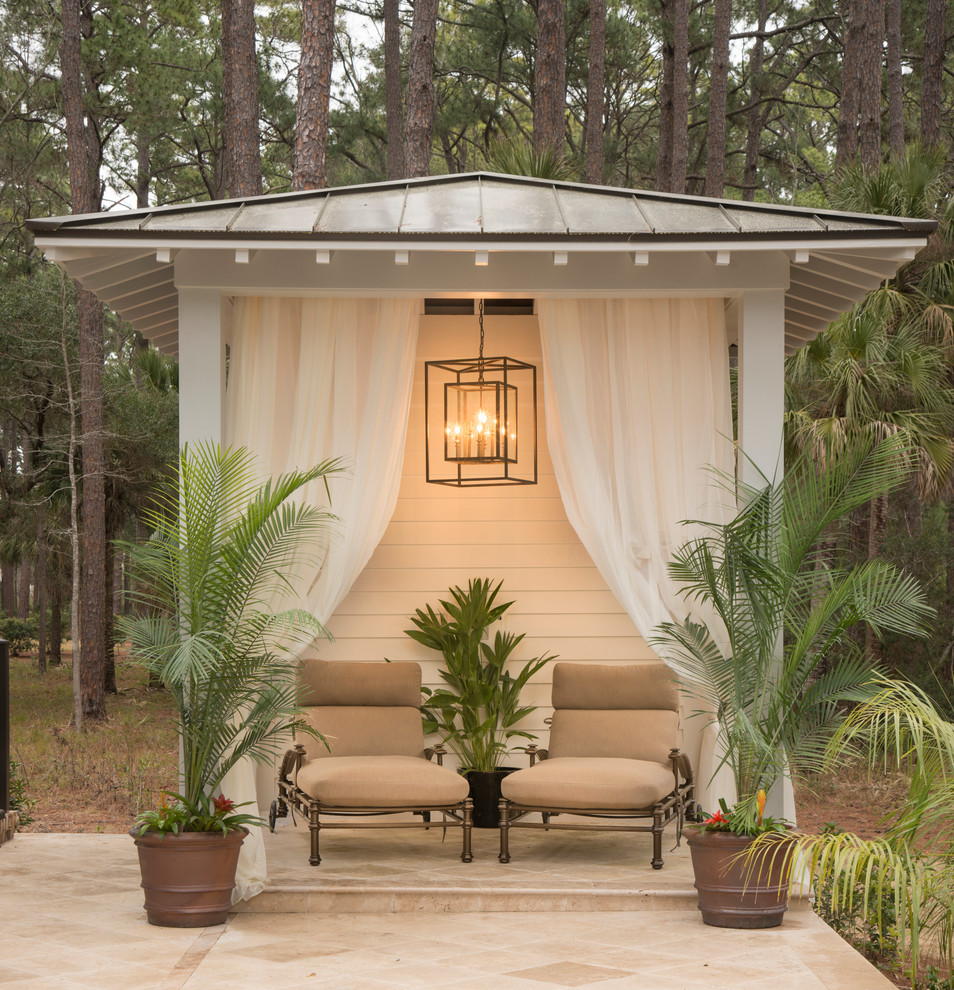 Foto di un patio o portico classico di medie dimensioni e dietro casa con pavimentazioni in pietra naturale e un gazebo o capanno