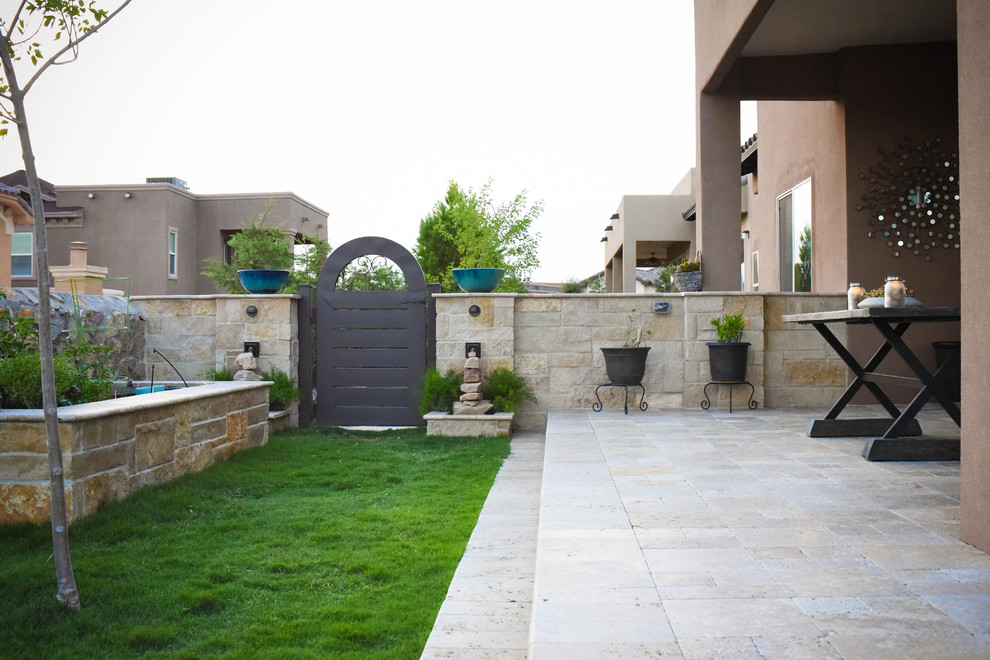 Modelo de patio de estilo americano grande en patio trasero y anexo de casas con brasero y suelo de baldosas