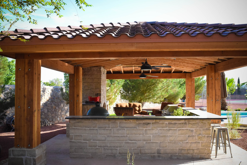 На фото: большой двор на заднем дворе в стиле неоклассика (современная классика) с летней кухней, покрытием из бетонных плит и навесом