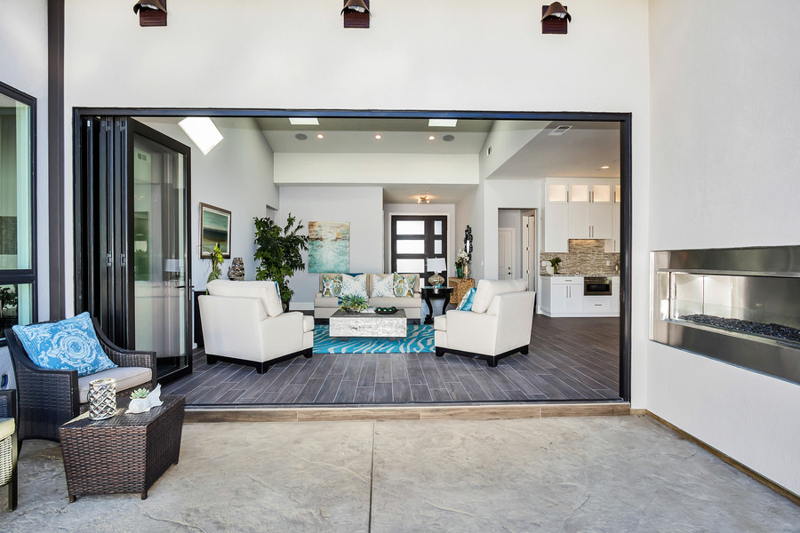 Mittelgroßer, Unbedeckter Moderner Patio hinter dem Haus mit Betonboden in Orange County