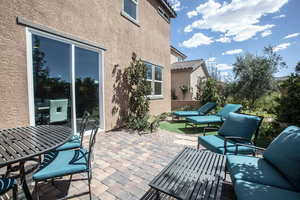 Стильный дизайн: маленький двор на заднем дворе в современном стиле с мощением тротуарной плиткой для на участке и в саду - последний тренд