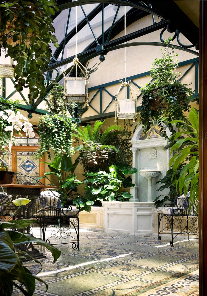 ニューヨークにあるラグジュアリーな中くらいなヴィクトリアン調のおしゃれなテラス・中庭 (コンテナガーデン、タイル敷き) の写真