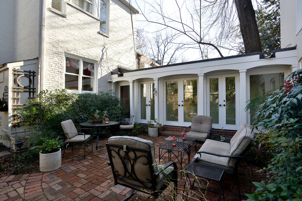 Foto di un piccolo patio o portico tradizionale in cortile con pavimentazioni in mattoni