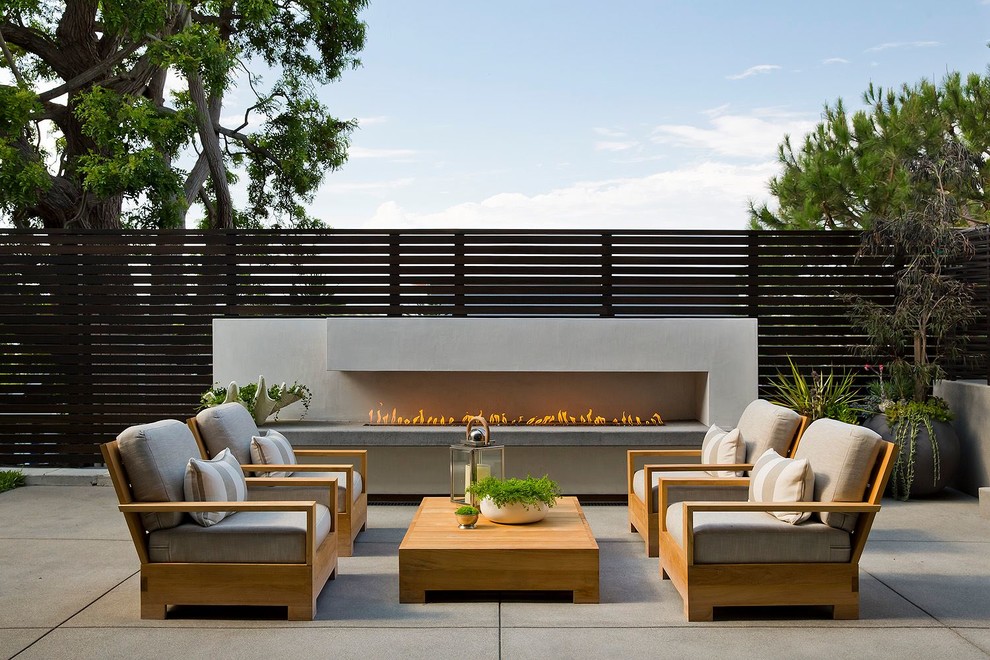Источник вдохновения для домашнего уюта: двор в современном стиле с покрытием из бетонных плит и забором без защиты от солнца