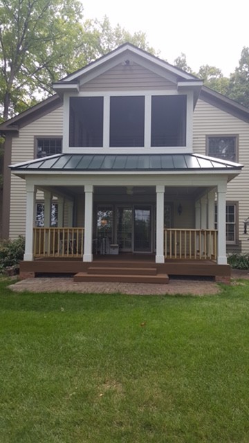 Immagine di un portico american style di medie dimensioni e dietro casa con pedane, un portico chiuso, un tetto a sbalzo e parapetto in legno