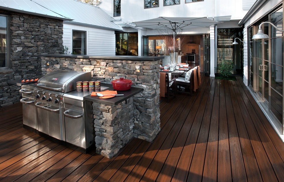 Imagen de patio tradicional renovado de tamaño medio en patio trasero con cocina exterior y entablado