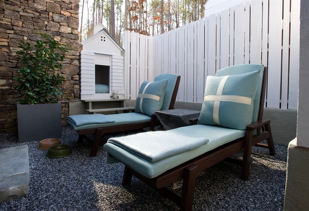 Modelo de patio clásico renovado de tamaño medio sin cubierta en patio trasero con gravilla