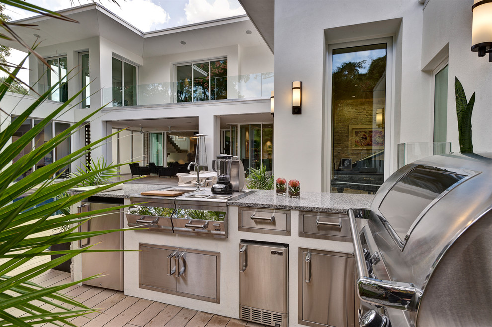 Trendy courtyard patio photo in Orlando