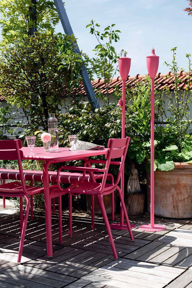 Photo of a modern patio in Atlanta.