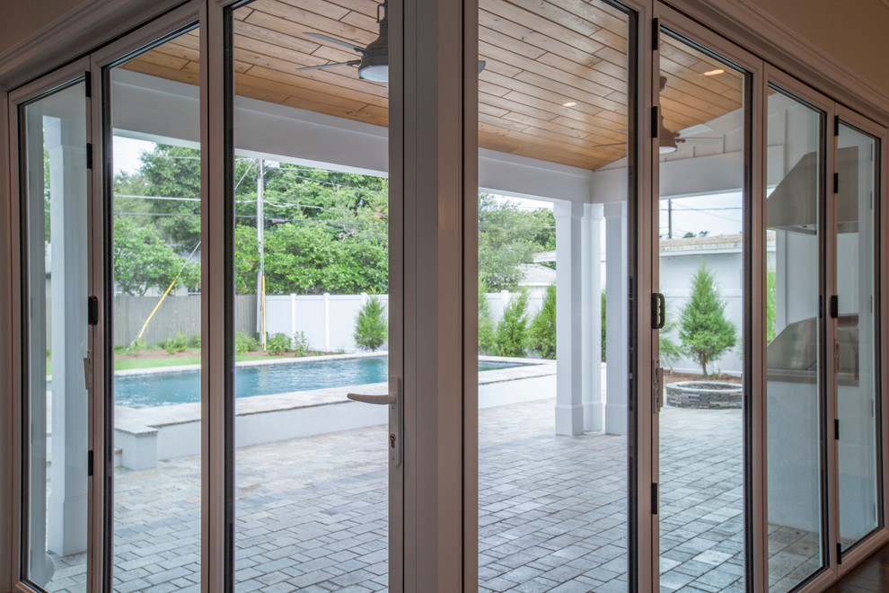 Idée de décoration pour une terrasse arrière champêtre de taille moyenne avec une cuisine d'été et une extension de toiture.