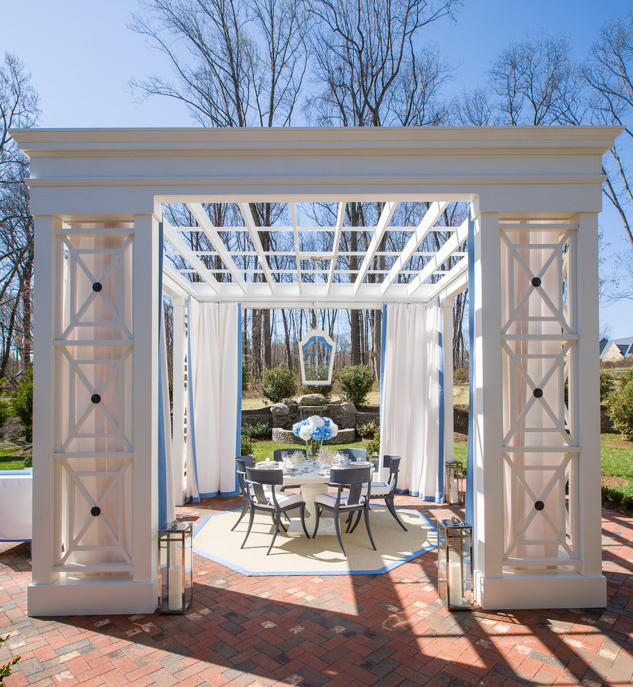 ワシントンD.C.にあるトランジショナルスタイルのおしゃれな裏庭のテラス (パーゴラ、レンガ敷き) の写真