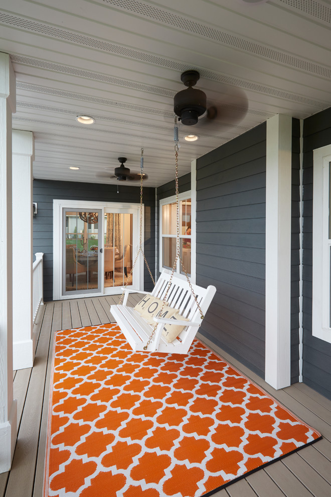 Foto di un patio o portico american style dietro casa con pedane e un tetto a sbalzo