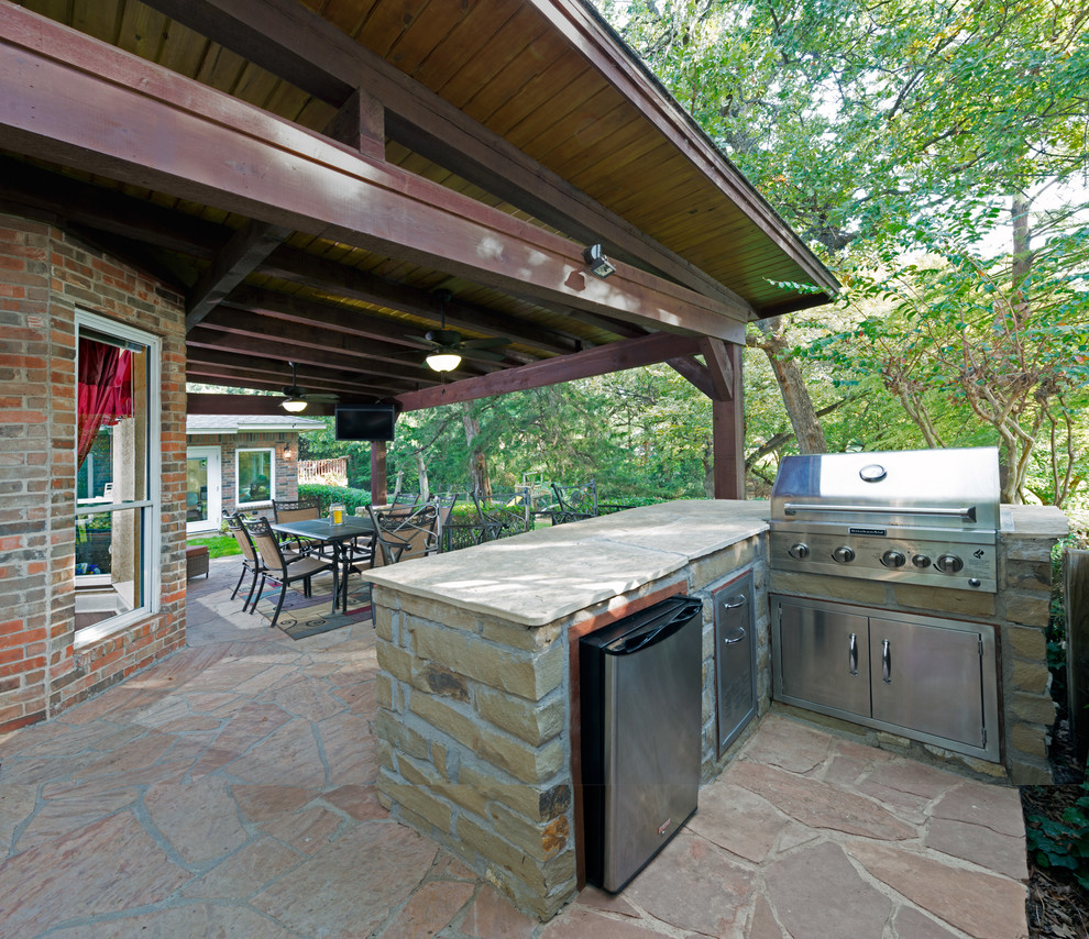 На фото: двор среднего размера на заднем дворе в классическом стиле с летней кухней, покрытием из каменной брусчатки и навесом с
