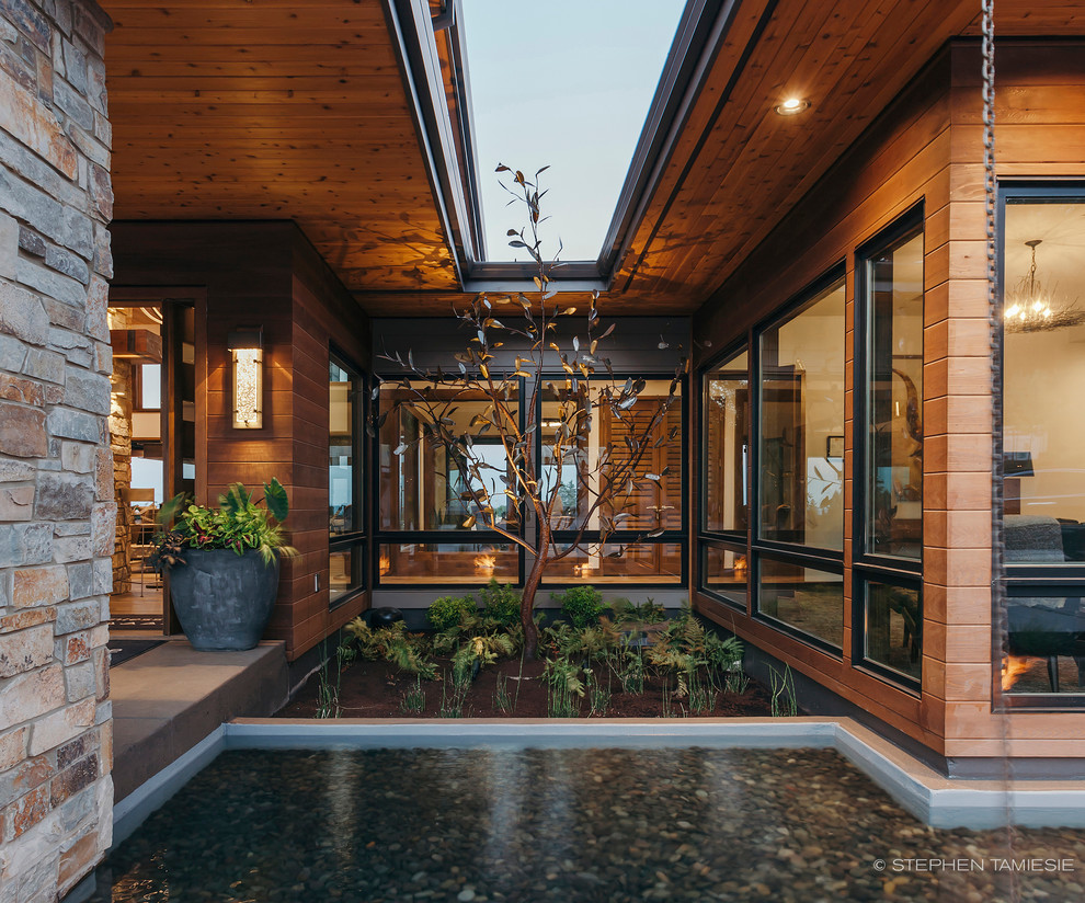 Großer, Überdachter Moderner Vorgarten mit Wasserspiel und Betonplatten in Portland