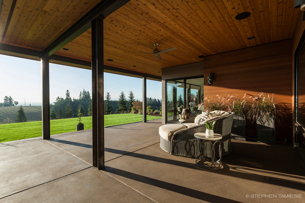 Expansive contemporary patio in Portland.