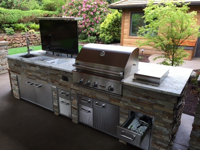 Photo of a contemporary patio in Portland with an outdoor kitchen.