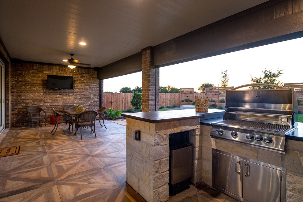 Ejemplo de patio clásico renovado grande en patio trasero y anexo de casas con cocina exterior