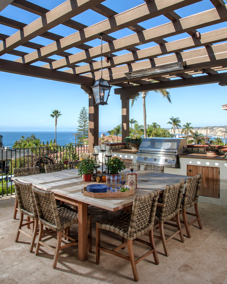 サンディエゴにある高級な中くらいな地中海スタイルのおしゃれな横庭のテラス (パーゴラ、タイル敷き) の写真