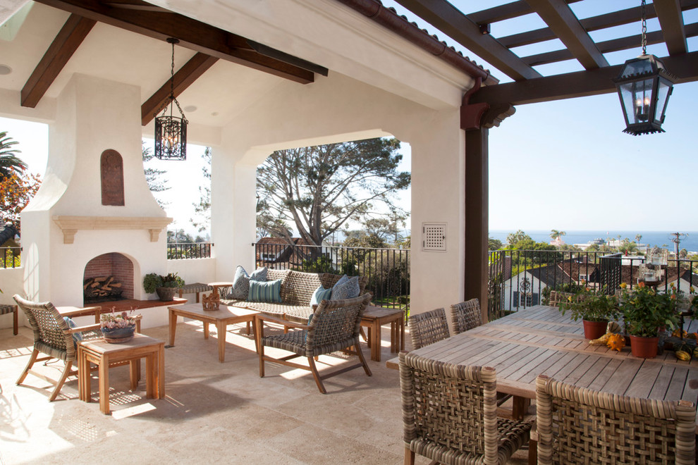 Mittelgroße, Geflieste Mediterrane Pergola im Innenhof mit Feuerstelle in San Diego