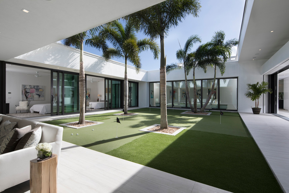 Esempio di un grande patio o portico minimalista in cortile con nessuna copertura