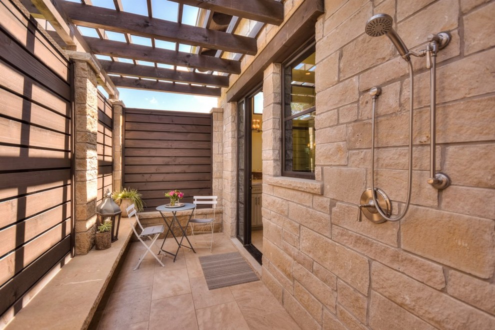 Idée de décoration pour une terrasse arrière avec des pavés en béton et une pergola.
