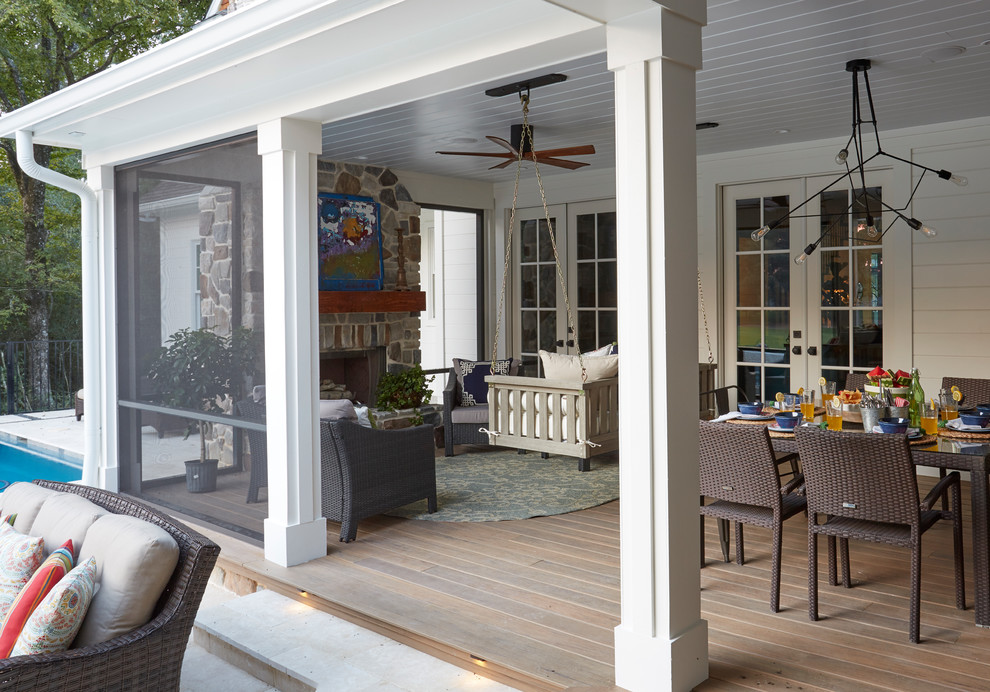 Стильный дизайн: большой двор на заднем дворе в классическом стиле с местом для костра, настилом и навесом - последний тренд